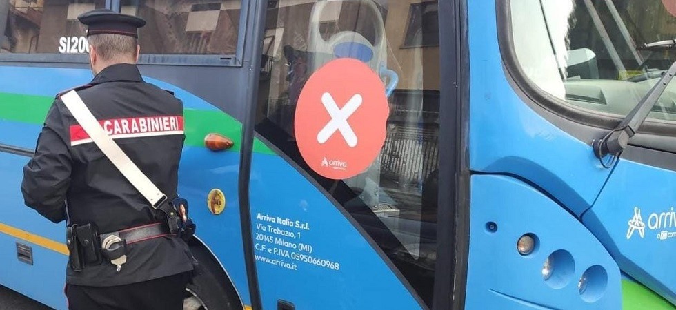 Arrestati mentre rubano gasolio da un autobus: i due malviventi avevano già riempito 6 taniche da 25 litri
